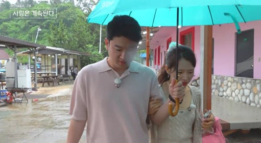ENAs 나는 SOLO showcases romantic sparks as MC Defconn predicts marriage for Young-soo and Young-sook's arm-in-arm date - OUR K-POP