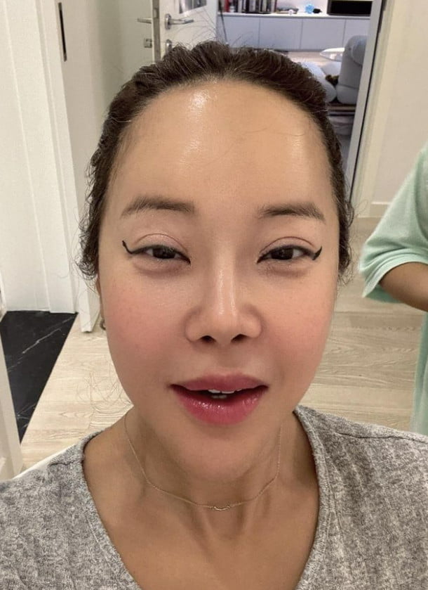 Singer Baek Ji-young Laughs at Unique Eyeliner Look Created by Her 7-Year-Old Daughter