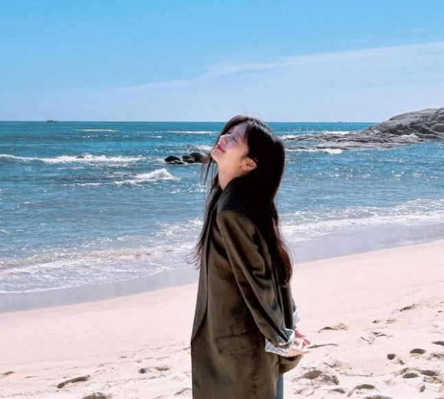 Jung So-min's Beach Photos Spark Dating Rumors After Jung Hae-in Likes Post