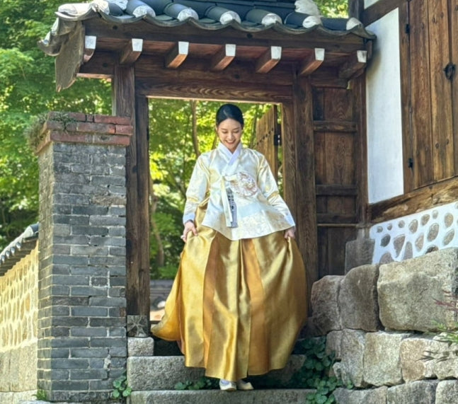 Broadcast personality Ahn Hyun-mo dazzles in traditional hanbok while celebrating Chuseok on social media.