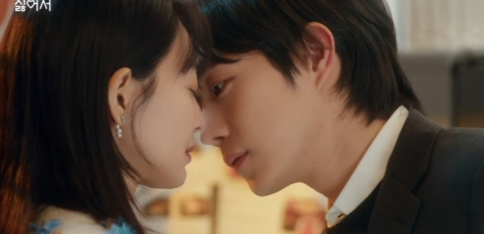 Shin Min-a and Kim Young-dae Confirm Their Love with a Passionate Kiss in tvN's 손해 보기 싫어서