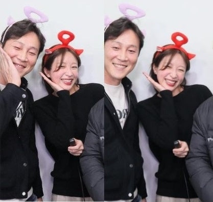 Hani and Yang Jae-woong got married, making their father proud. After 999 days of dating, their love has finally blossomed into marriage.