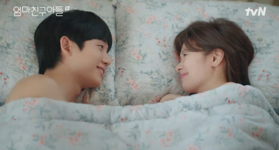 "Unforgettable Night: Jung Hae-in Confesses His Love to Jung So-min in Latest Episode of 'Mom's Friend's Son'"