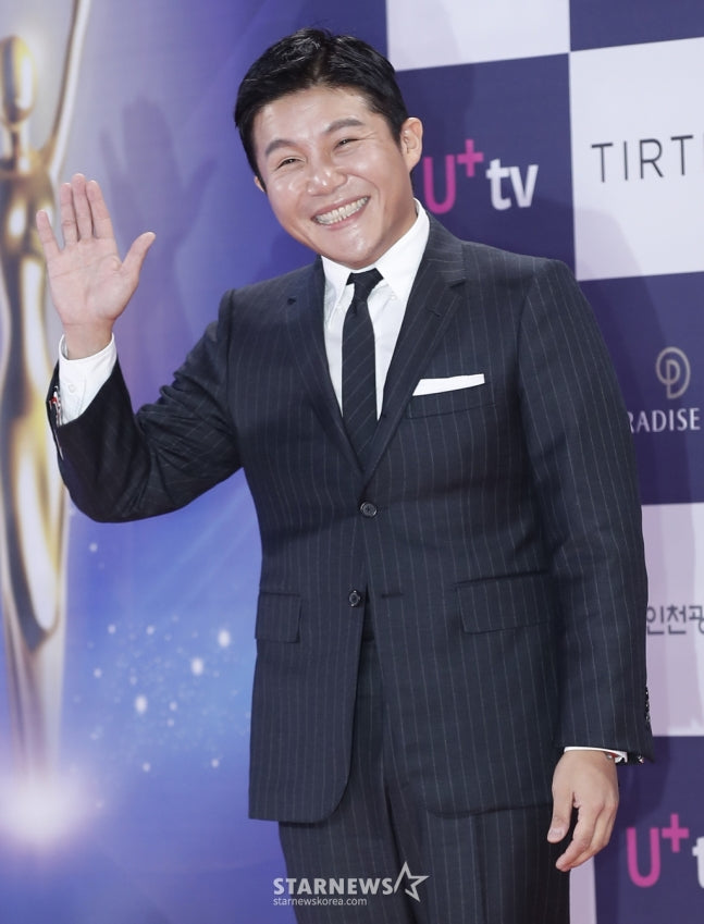 Comedian Jo Se-ho announces his upcoming wedding to a non-celebrity girlfriend on October 20, 2023, in a heartfelt invitation unveiled exclusively by Star News.