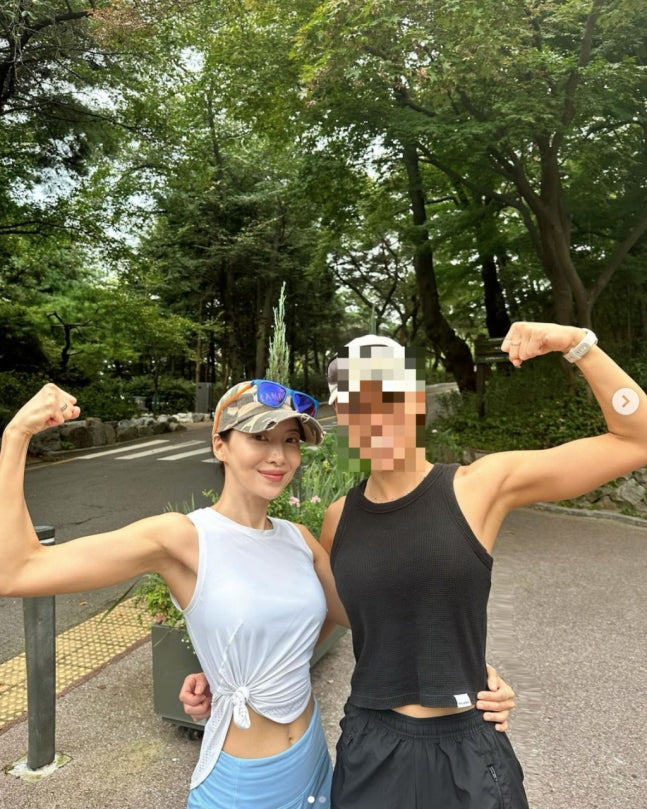 Actress Yoon Se-ah Shows Off Impressive Physique in Latest Workout Photos at 40s