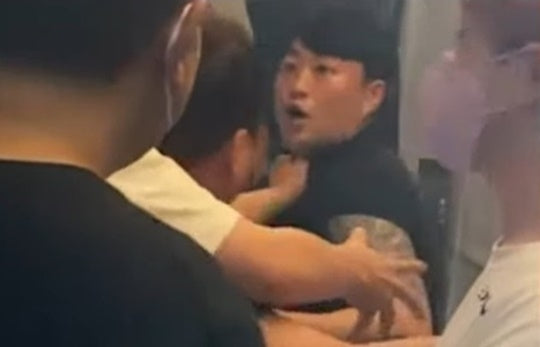 Kim Ho-joong in Physical Altercation with Building Owner's Contractor