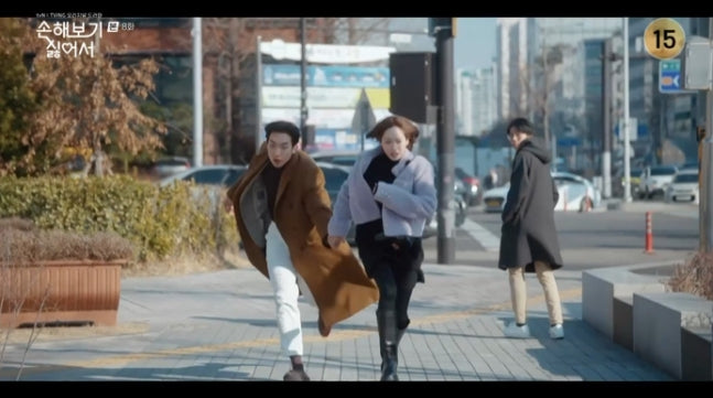 Han Ji-hyun's character takes a dramatic turn as she grabs Lee Sang-i's hand to escape a tense confrontation in tvN's 'I Don’t Want to Take a Loss'