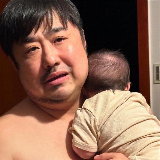 Comedian Kang Jae-jun shares his late-night parenting struggles while cradling his newborn son.