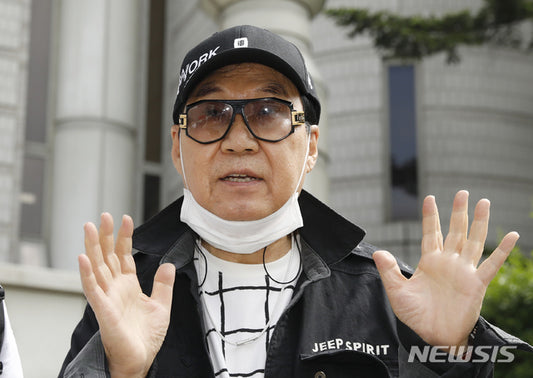 Singer Cho Yong-nam expresses enduring feelings for ex-wife Youn Yeo-jung, despite confirming they don’t meet.