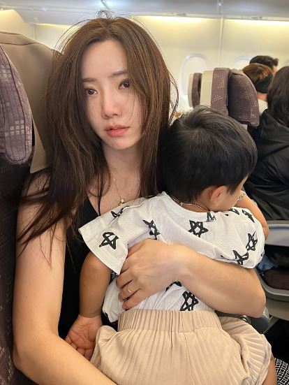 Announcer Jeong Soon-joo shares her hilarious airplane adventure with her toddler capturing the ups and downs of flying with a little one. - OUR K-POP