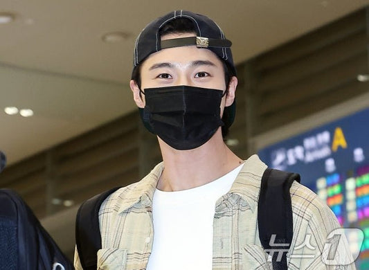 Byun Woo-seok Reduces Security, Faces Crowd Upon Arrival - OUR K-POP