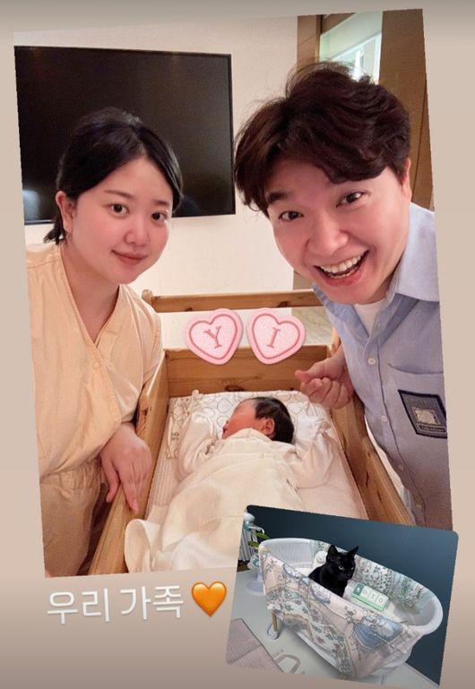 Comedian Park Soo-hong and wife Kim Da-ye unveil adorable family photo featuring their newborn daughter - OUR K-POP